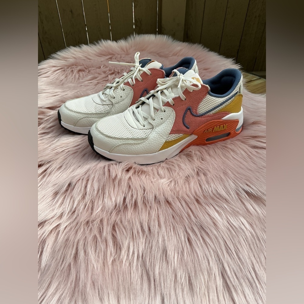 Nike White and Red Athletic Shoes with Air Max Design - Picture 2 of 10